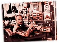 Abuelo Probando electrónica de una radio